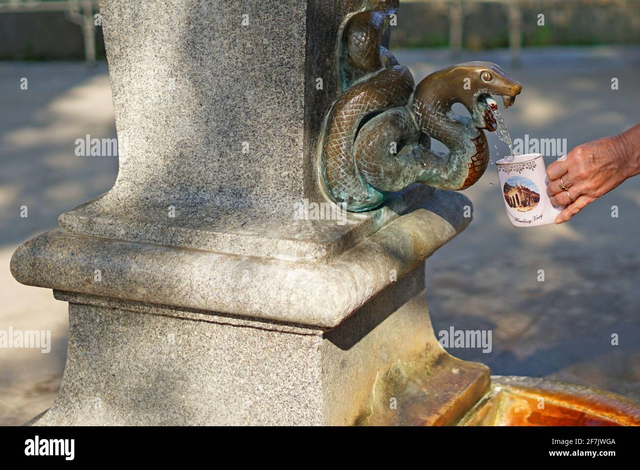 Karlovy Vary, République tchèque - août 30 2019 : boisson de source minérale avec une tasse de spa Karlovy Vary Banque D'Images