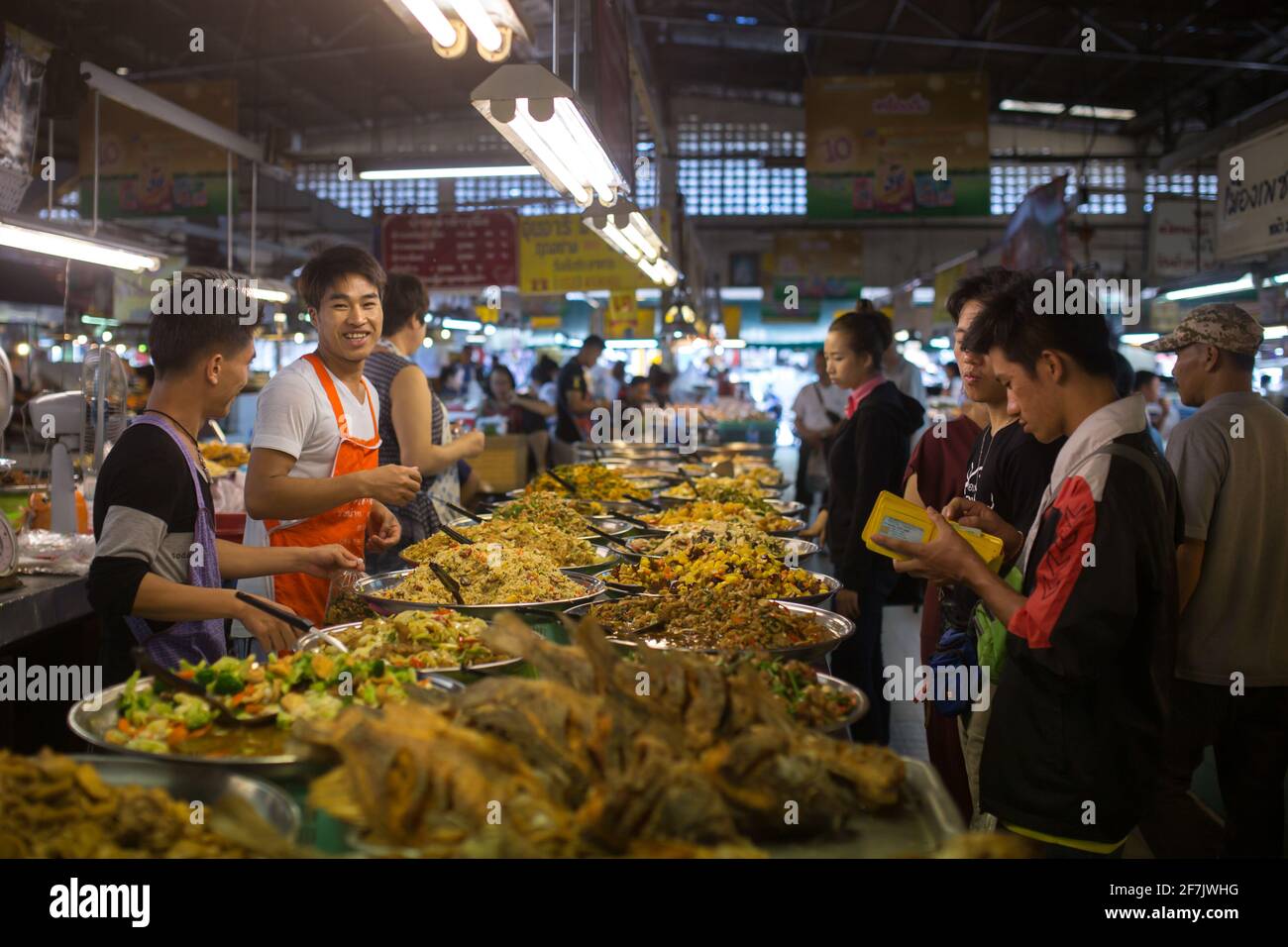 Chiang Mai, Thaïlande - 21 novembre 2016: Les gens de la région vendent de la nourriture à Chiang Mai, Thaïlande. Banque D'Images