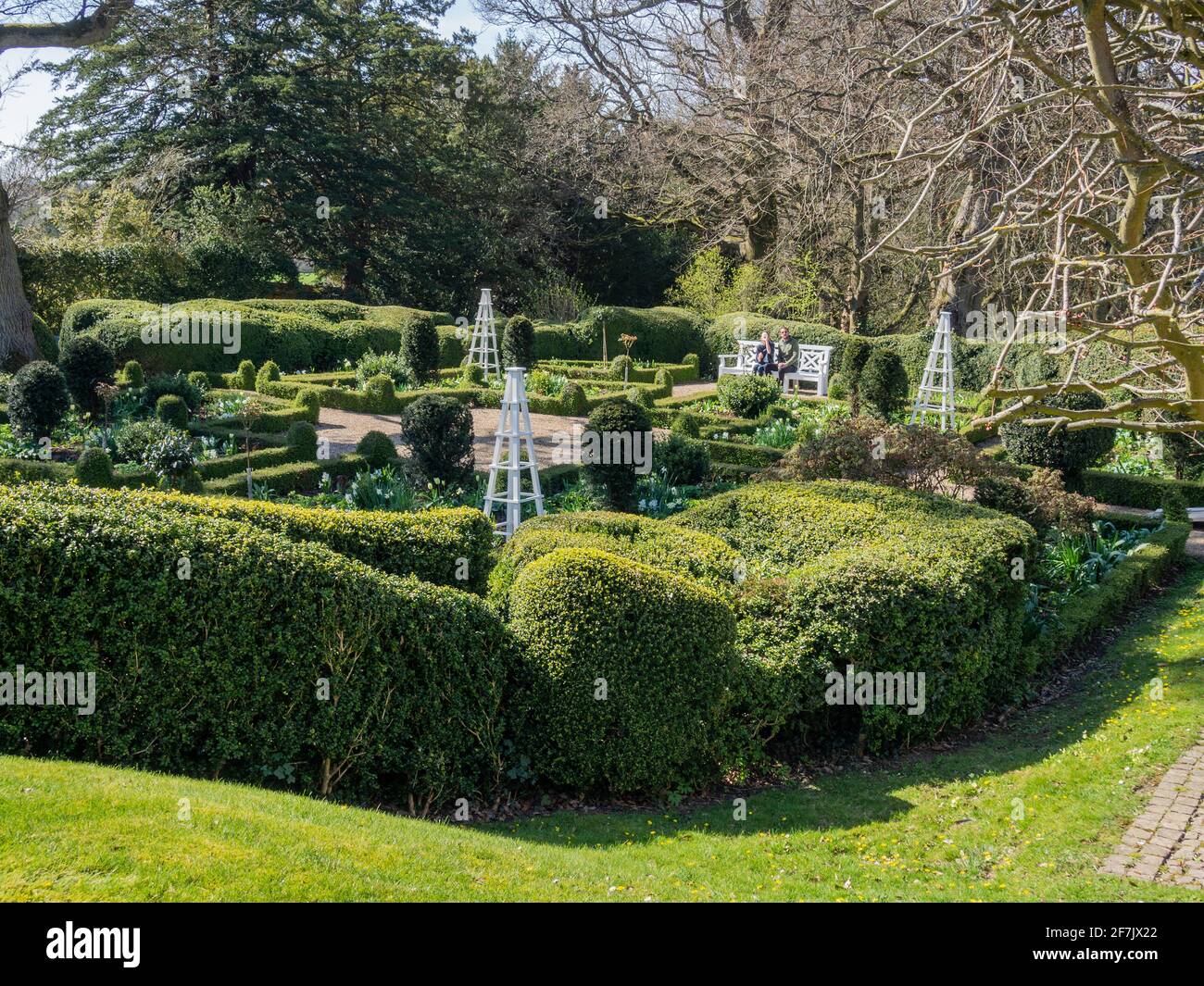 Jardin formel avec lits et haies clippées au printemps, Kelmarsh Hall Gardens, Northamptonshire, Royaume-Uni Banque D'Images