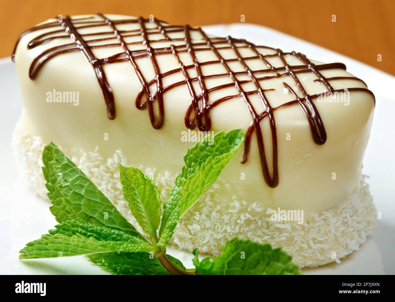 Le Noël blanc est un dessert de Noël australien. Mélange de raisins secs, de cerises glacés, de noix de coco déshydratée, de sucre glace, de lait en poudre et de bulles de riz Banque D'Images