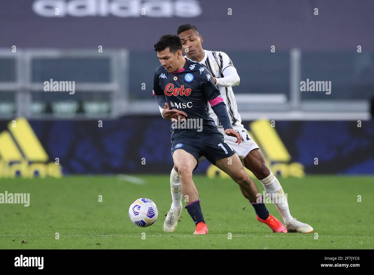 Turin, Italie, 7 avril 2021.Alex Sandro de Juventus se Tussles avec Hirving Lozano de SSC Napoli pendant le match de la série A à l'Allianz Stadium, Turin. Crédit photo à lire: Jonathan Moscrop / Sportimage crédit: Sportimage/Alay Live News crédit: Sportimage/Alay Live News Banque D'Images