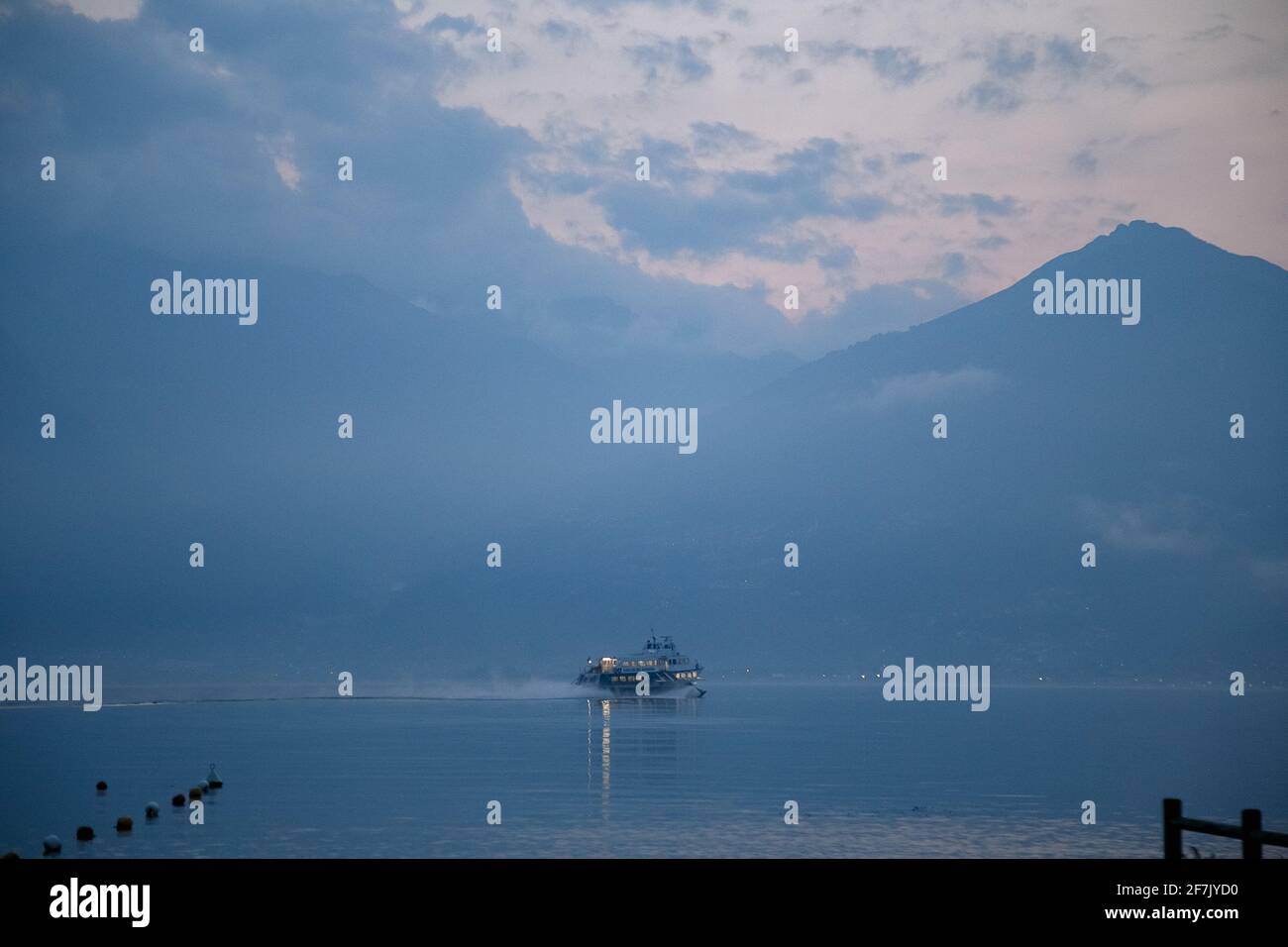 Vue panoramique sur les collines alpines du Lago di Como Banque D'Images