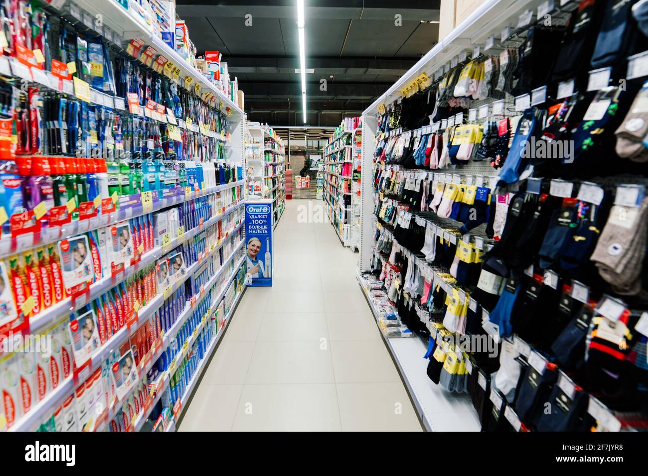 Un assortiment de poudres à laver de différentes marques sur les étagères du magasin. Banque D'Images
