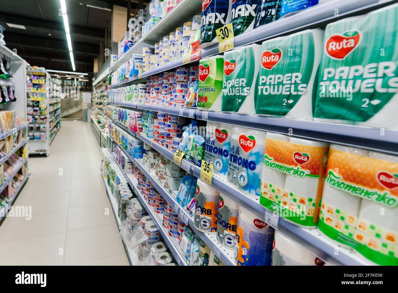 Un assortiment de poudres à laver de différentes marques sur les étagères du magasin. Banque D'Images