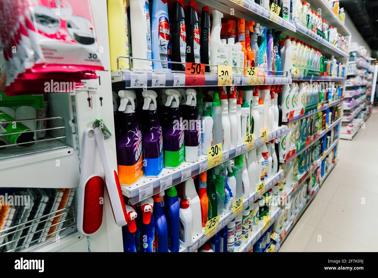 Un assortiment de poudres à laver de différentes marques sur les étagères du magasin. Banque D'Images
