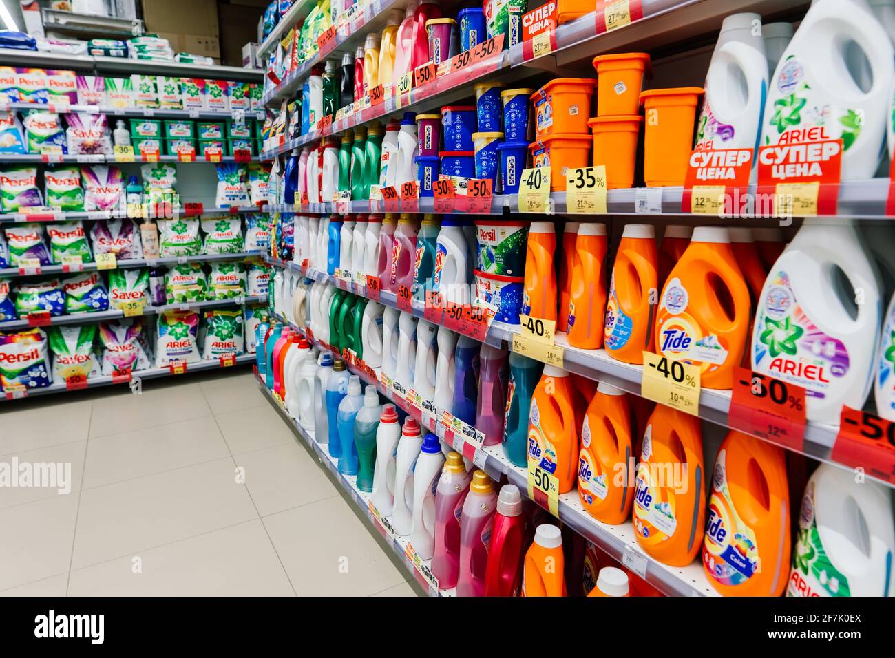 Un assortiment de poudres à laver de différentes marques sur les étagères du magasin. Banque D'Images