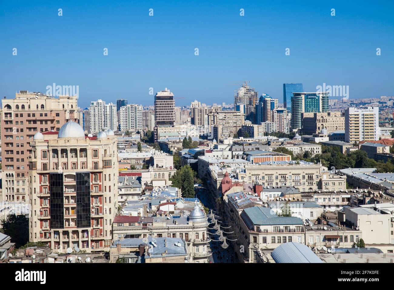 L'Azerbaïdjan, Bakou, vue sur la ville jusqu'à la rue Nizami - l'un des plus célèbres rues piétonnes et commerçantes Banque D'Images