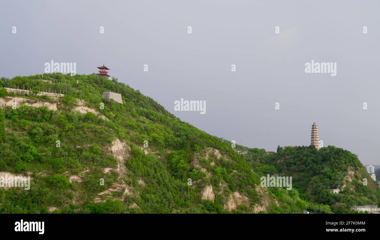 Une pagode de plusieurs étages à Yanan, debout sur les montagnes. Banque D'Images