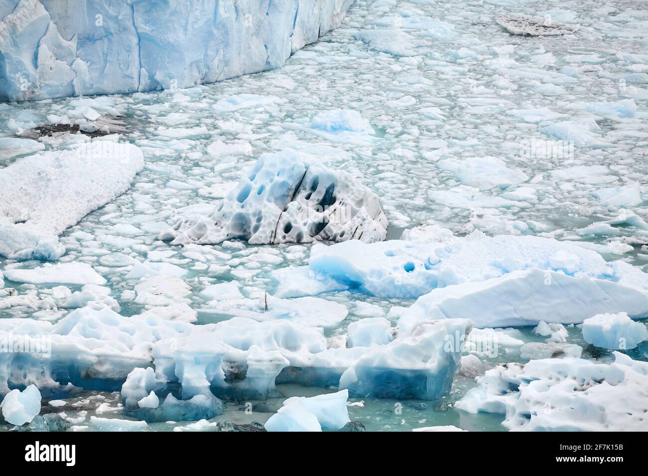 Morceaux de glace provenant de la fonte du glacier dans l'eau. Banque D'Images