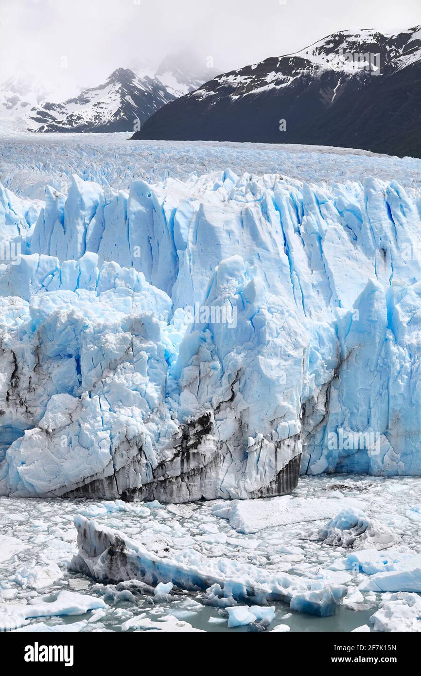 Vêlage de glace depuis le terminus du glacier Perito Moreno en Patagonie, Argentine. Banque D'Images