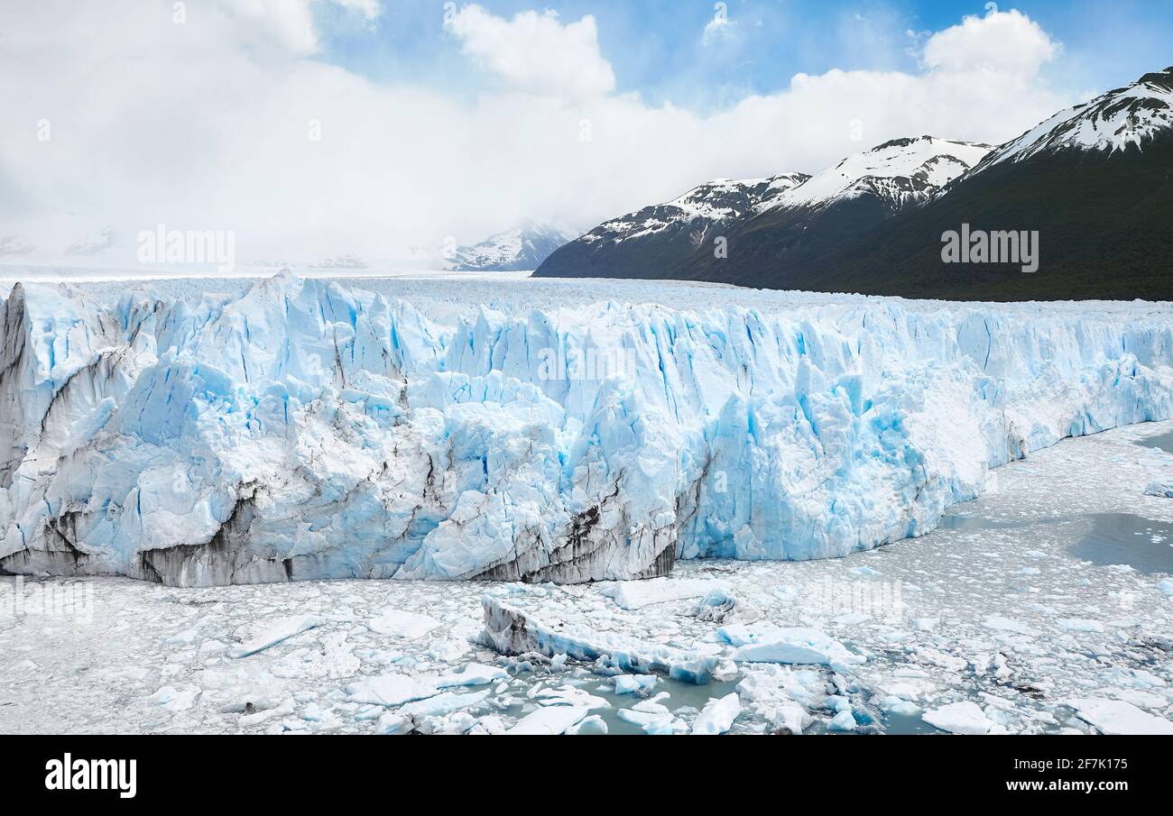 Vêlage de glace depuis le terminus du glacier Perito Moreno en Patagonie, Argentine. Banque D'Images