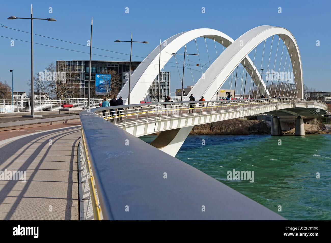 LYON, FRANCE, 19 février 2021 : le pont Raymond-barre est réservé au transport en mode souple reliant les deux rives sud du Rhône. Il est de Banque D'Images