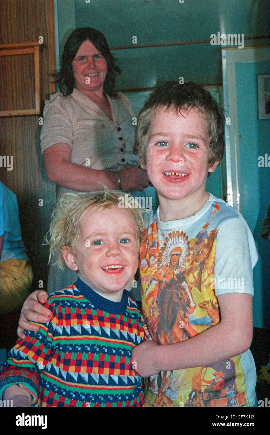 Famille de voyageurs dans leur caravane, octobre 1985, Dublin, Irlande Banque D'Images