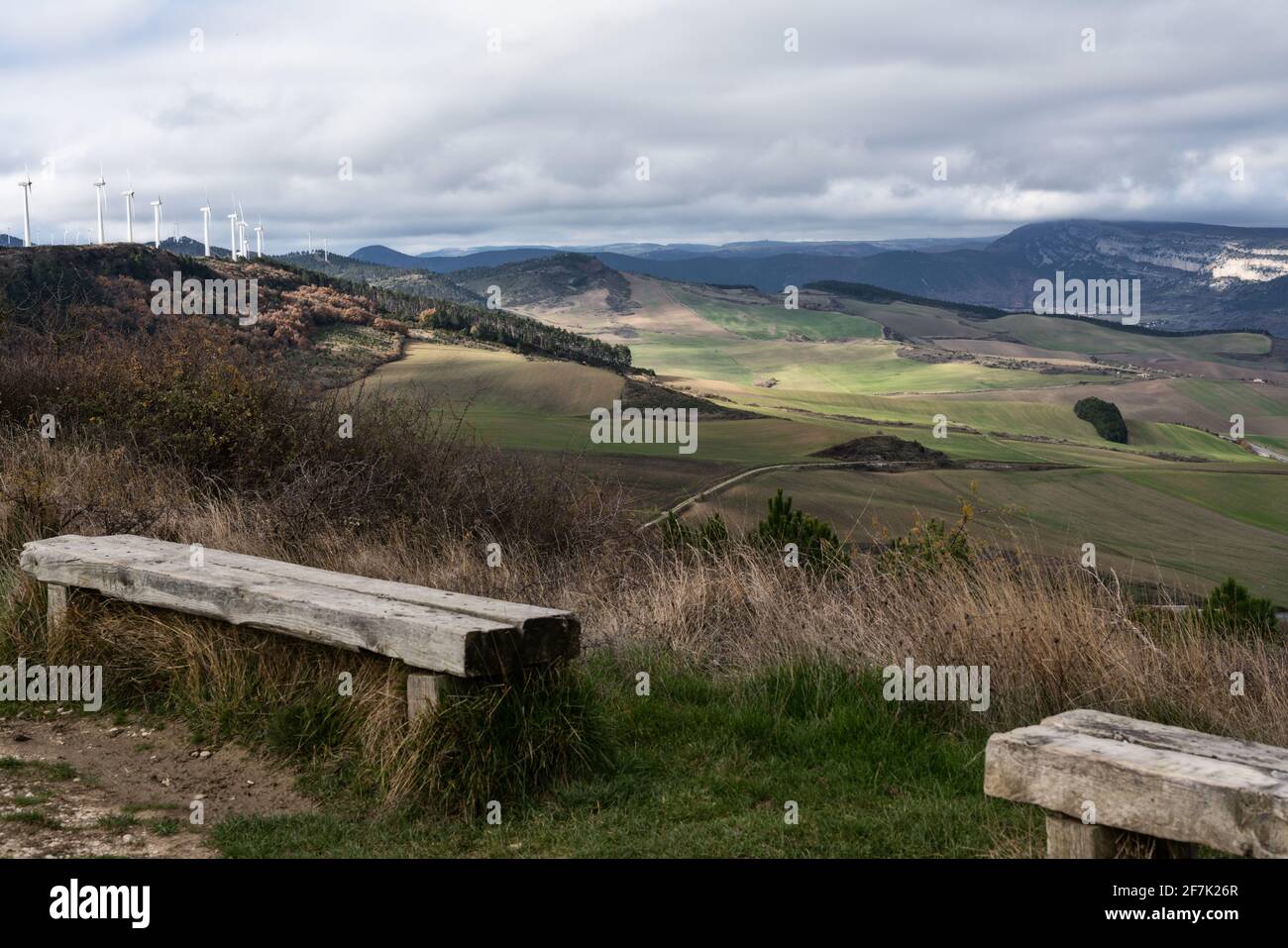 Vue panoramique sur le paysage depuis alto del Perdon Le Camino de Santiago Banque D'Images