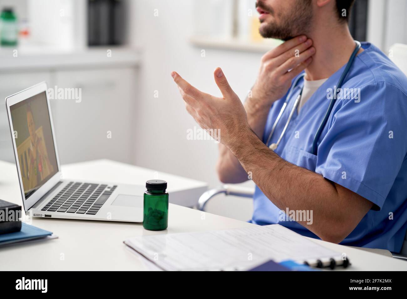 Patient en appel vidéo avec un médecin via un ordinateur portable Banque D'Images