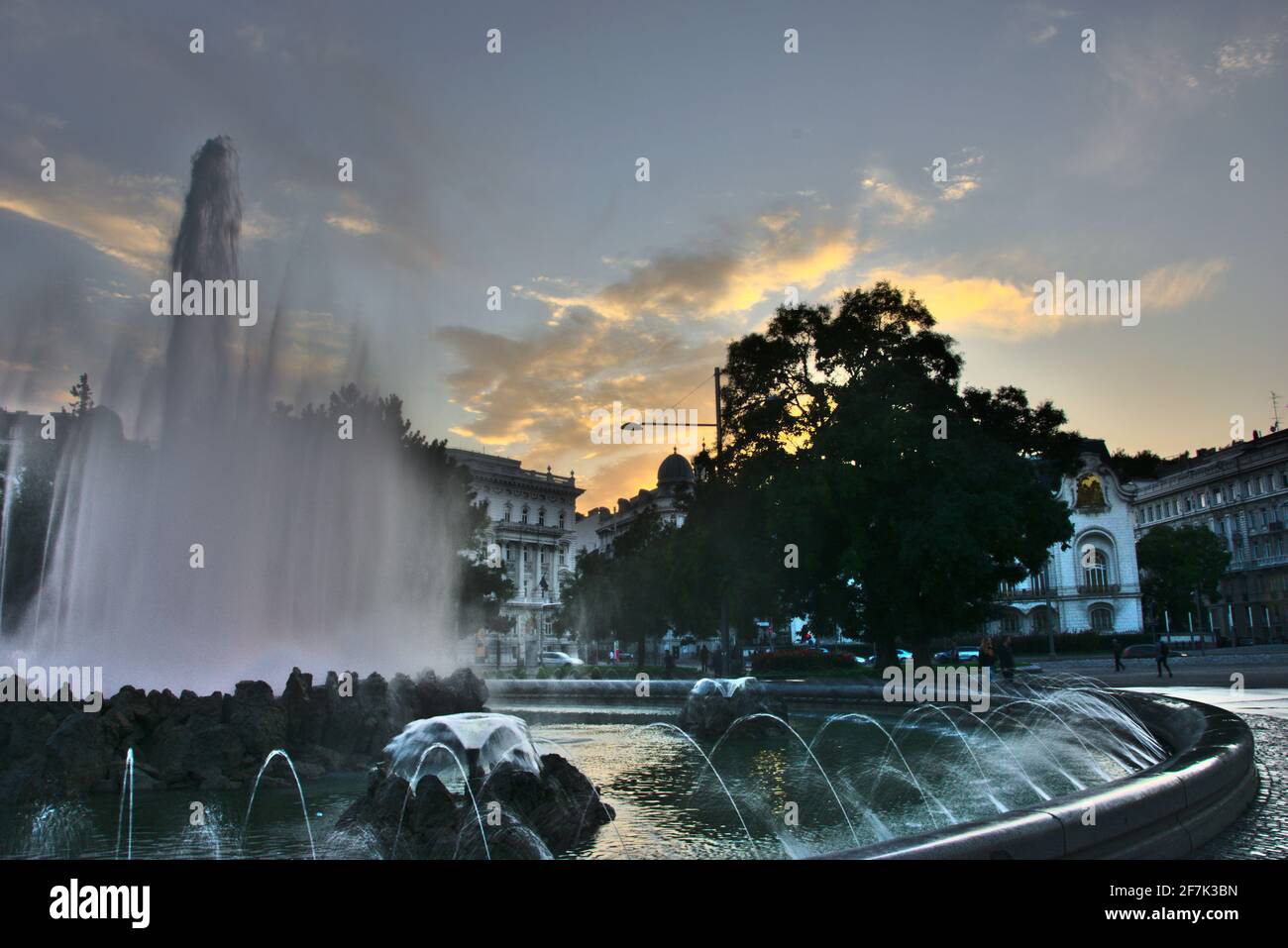 Fontaine au soleil du soir - Vienne 'Hochstrahlbrunnen' Banque D'Images