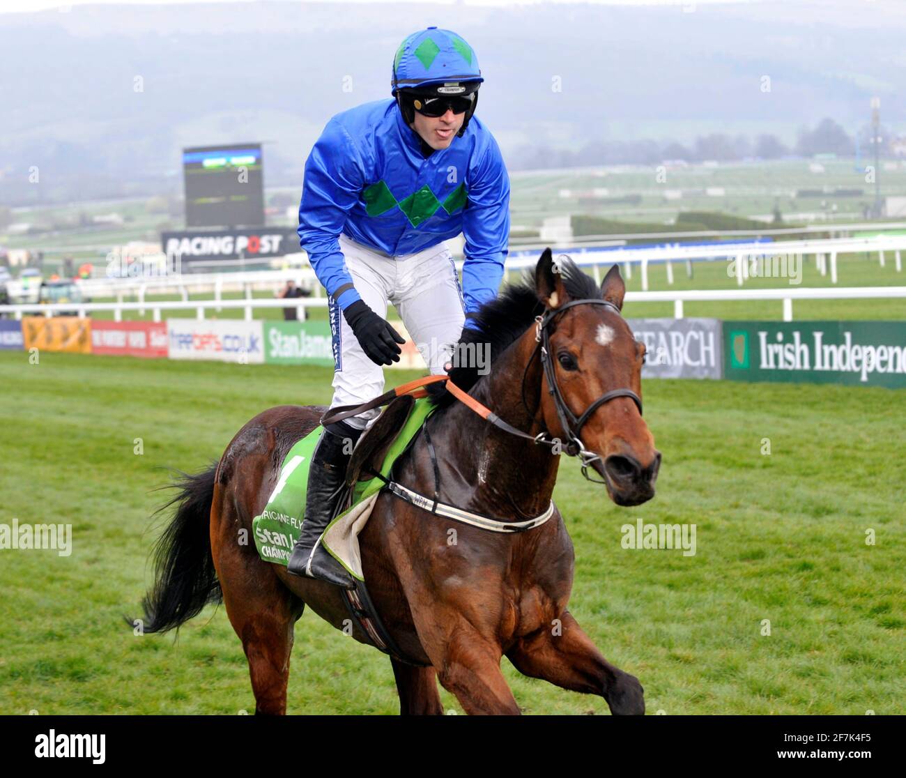 FESTIVAL CHELTENHAM 2011. 1ER JOUR LE CHAMPION DE L'OBSTACLE, RUBY WALSH SUR L'OURAGAN DE MOUCHE GAGNE 15/3/2011. PHOTO DAVID ASHDOWN Banque D'Images