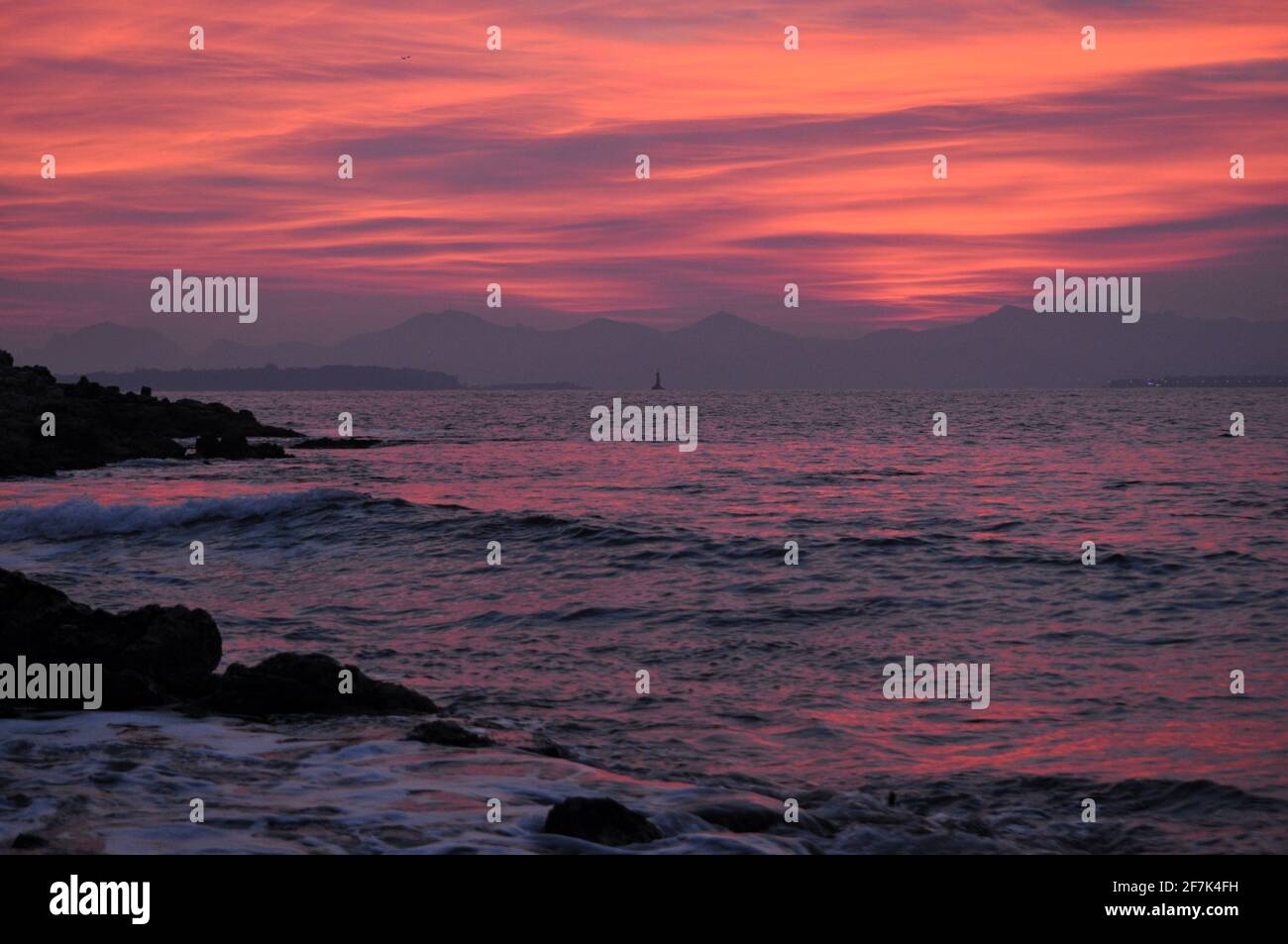 France, fench riviera, les derniers rayons du soleil sur le massif de l'Esterel vu du Cap d'Antibes. Banque D'Images