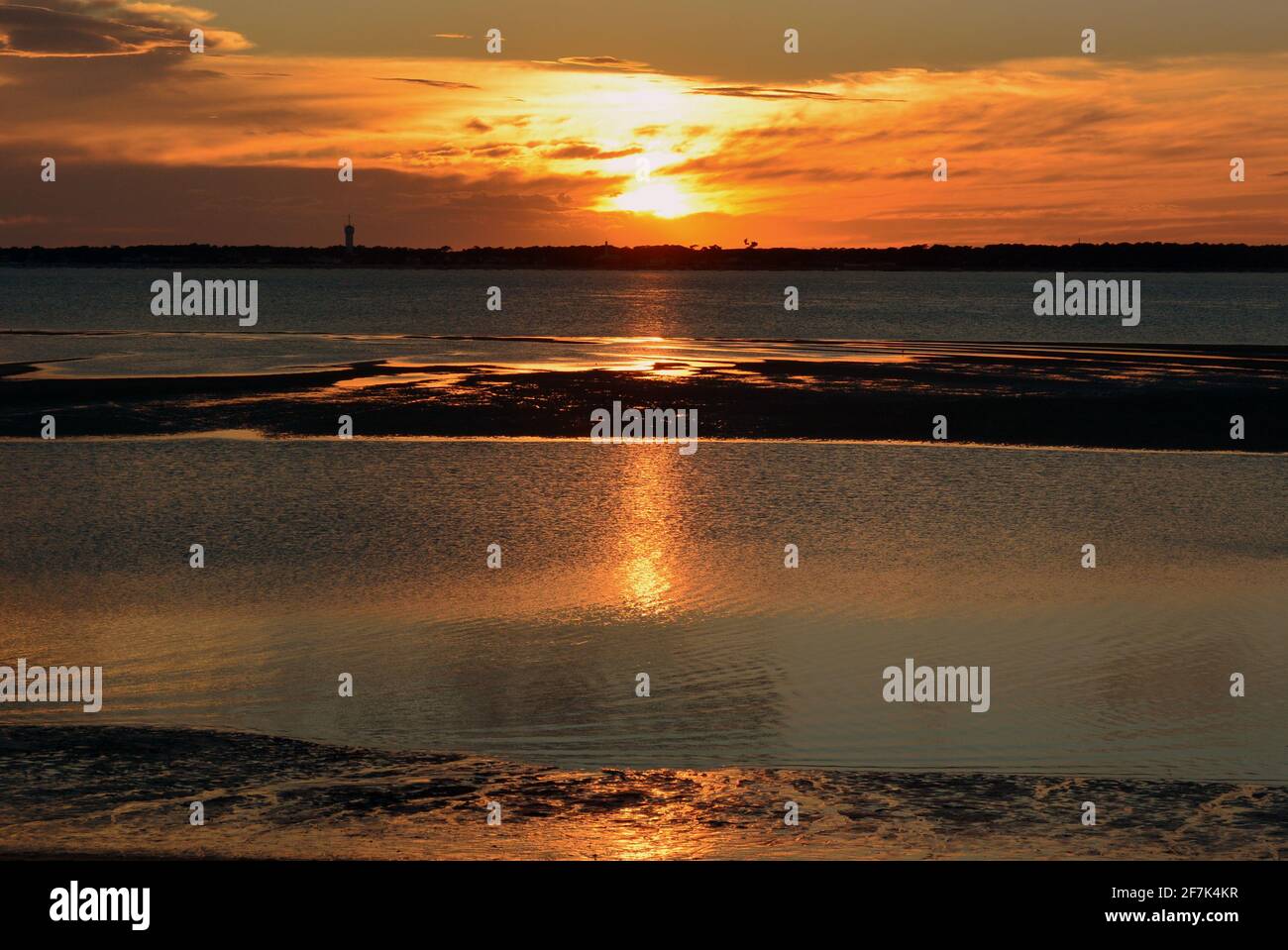 France, Aquitaine, bassin d'Arcachon, les magnifiques couleurs du coucher de soleil dans le bassin d'Arcachon vu de la plage. Banque D'Images