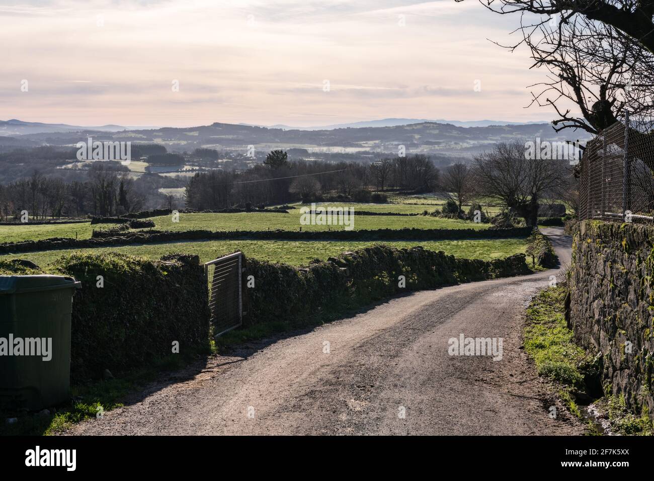 Vue panoramique sur un chemin le long du camino de santiago Banque D'Images