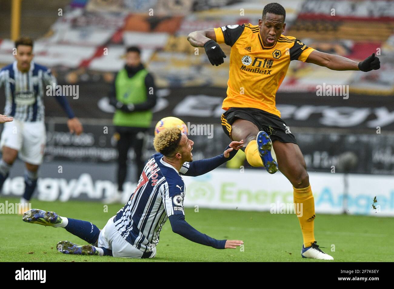 Callum Robinson #7 de West Bromwich Albion est descendu À l'intérieur de la zone par Willy Boly #15 de Wolverhampton Wanderers Et l'arbitre Michael Oliver attribue à West Bromwich une pénalité Banque D'Images
