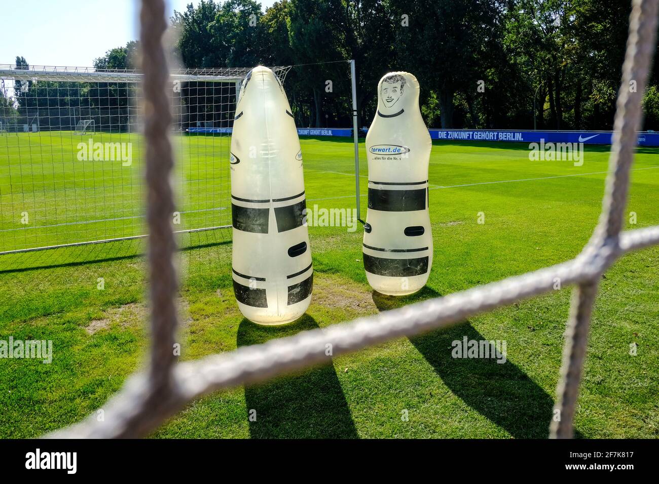 DEU, Deutschland, Berlin, 22.09.2020: zwei aufblasbare Torwartfiguen auf einem Fussballplatz auf dem Olympiagelaende in Berlin im Spaetsommer Banque D'Images