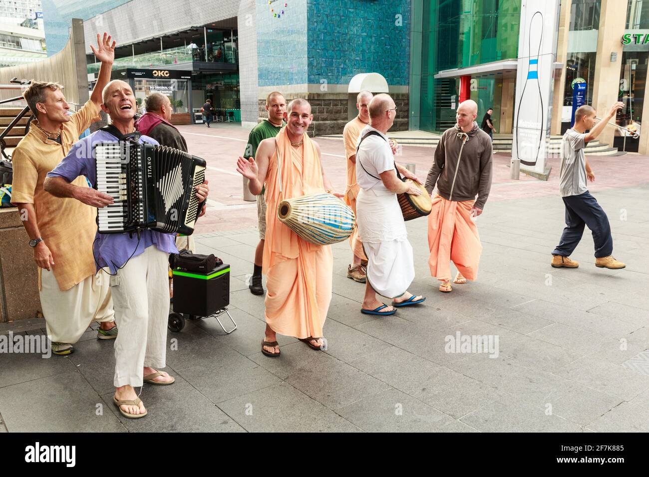 Hare Krishnas, certains en peignoirs orange, danse et instruments de musique à Aotea Square, Auckland, Nouvelle-Zélande Banque D'Images