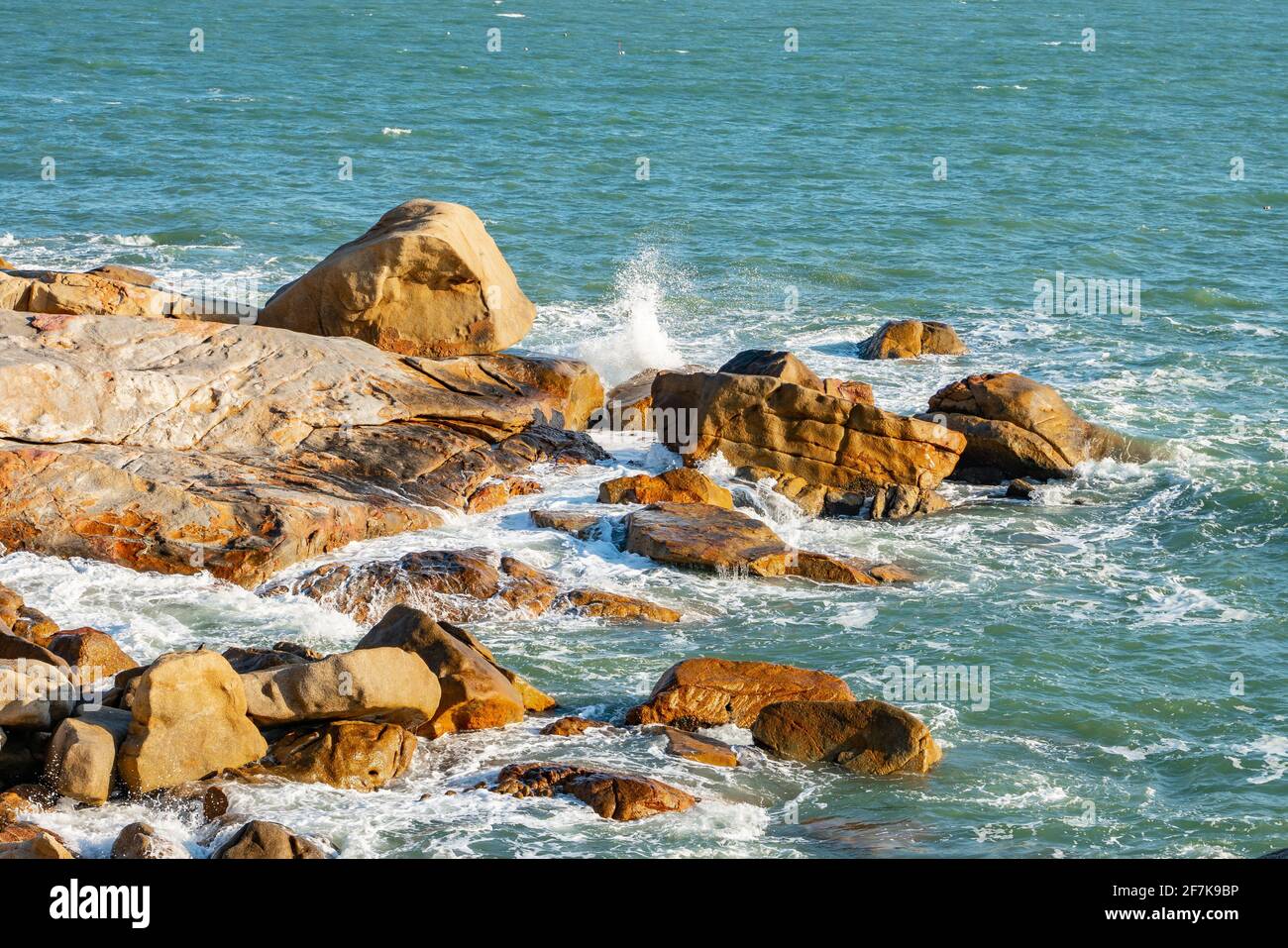 Vue sur la côte rocheuse de l'île de Nan'ao dans la province de Guangdong, en Chine. Banque D'Images