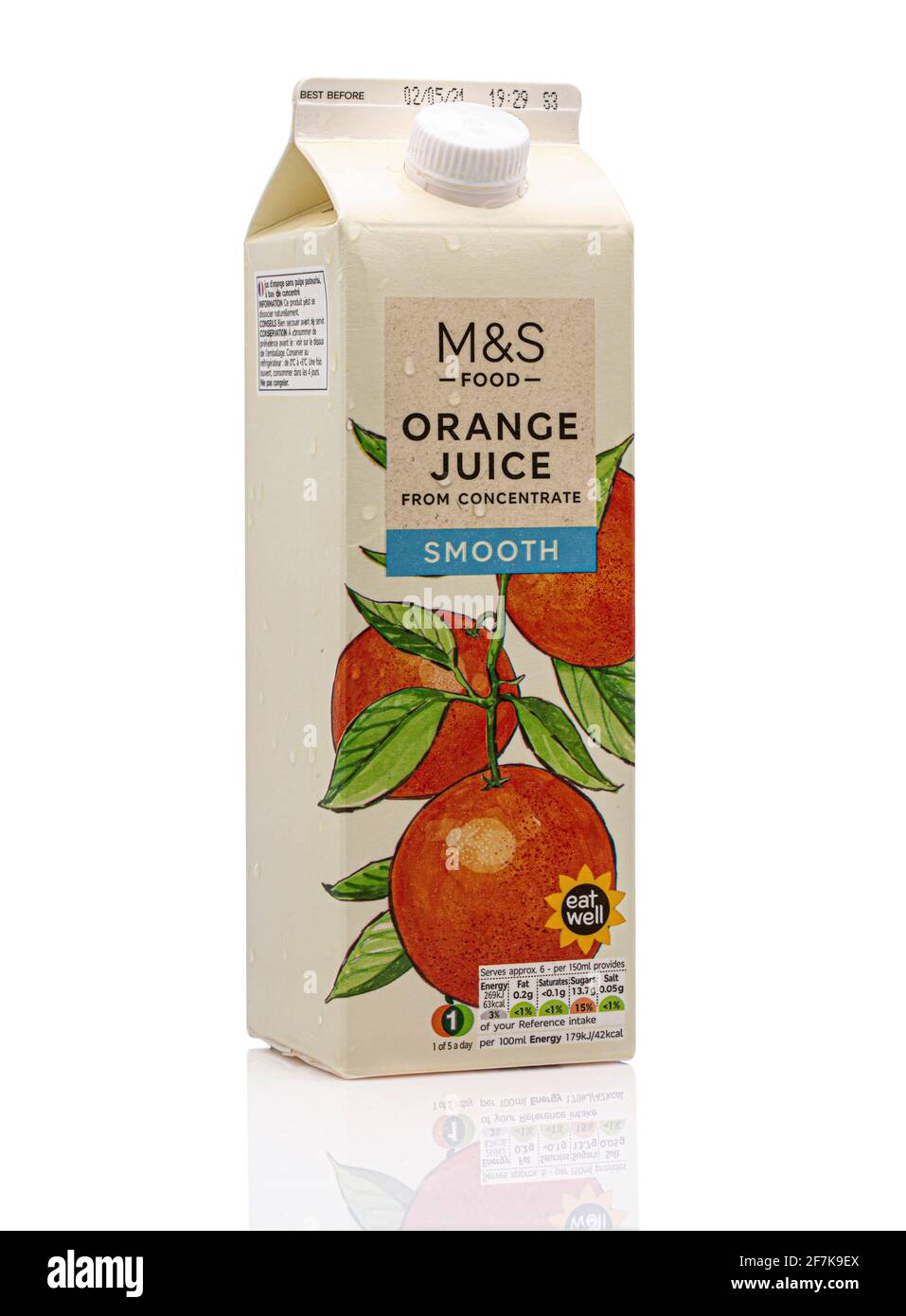 SWINDON, Royaume-Uni - 8 AVRIL 2021 : carton de jus Marks and Spencer Smooth Orange Banque D'Images