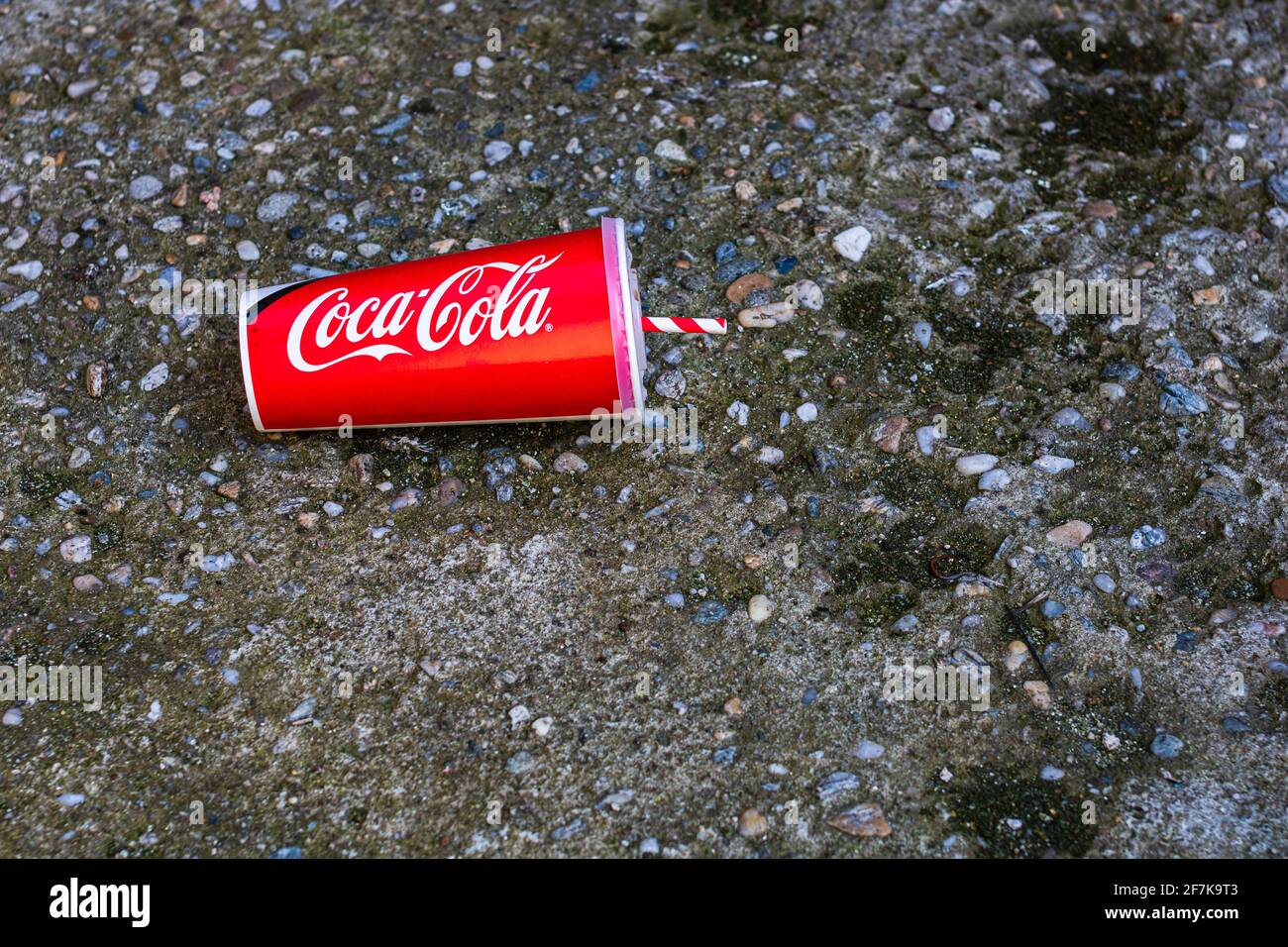 Coupe de papier avec Coca Cola laissée dans un lieu public dans une rue à Bucarest, Roumanie, 2021 Banque D'Images