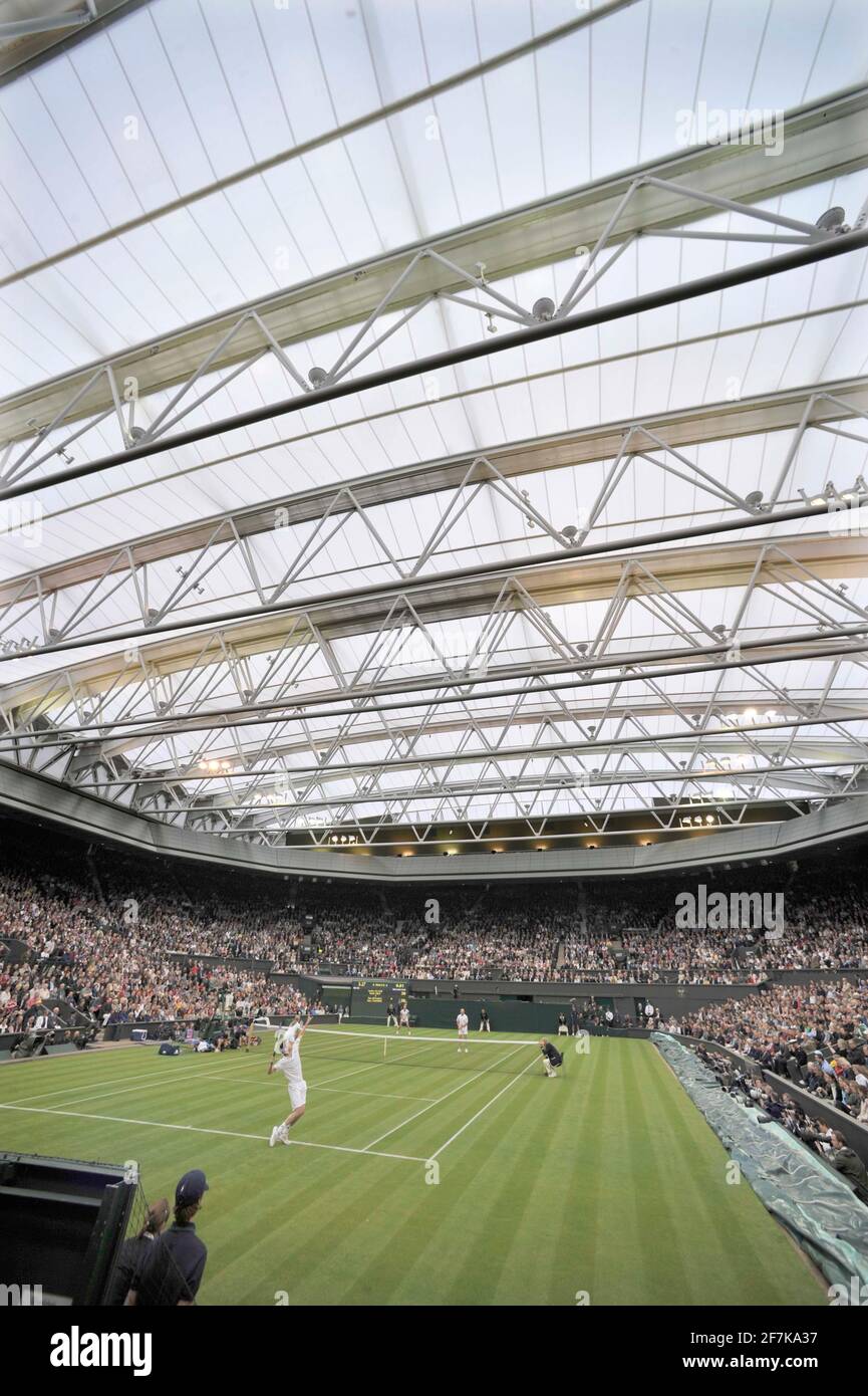 LE 1ER MATCH À WIMBLEDON SOUS LE NOUVEAU TOIT DE FERMETURE. ANDRE AGASSI ET SEEFIE GRAF V TIM HENMAM ET KIM CLIJSTERS. 17/5/09. PHOTO DAVID ASHDOWN Banque D'Images