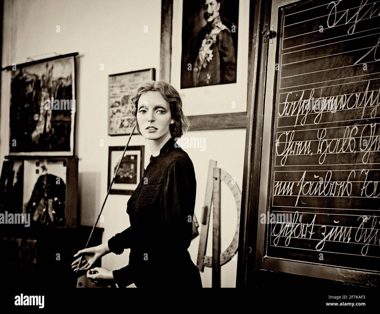 Historique ancienne classe avec femme enseignant, altes historisches salle mit Lehrerin Banque D'Images