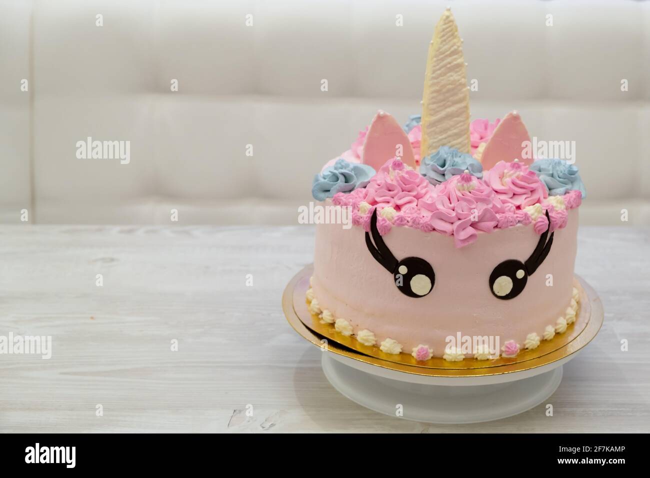 Gateau D Anniversaire Sous Forme De Licorne Multicolore Gateau Mignon Et Mignon Photo Stock Alamy