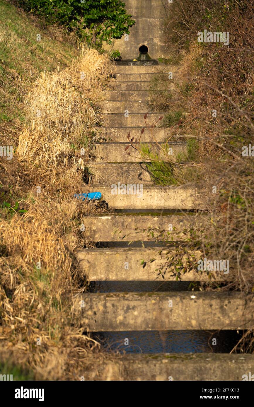 Ponceau, support de faisceau, ponceaux ouverts, construction civile inhabituelle, ingénierie, système de drainage, poutres en béton, pieux de remetement, murs de support. Banque D'Images