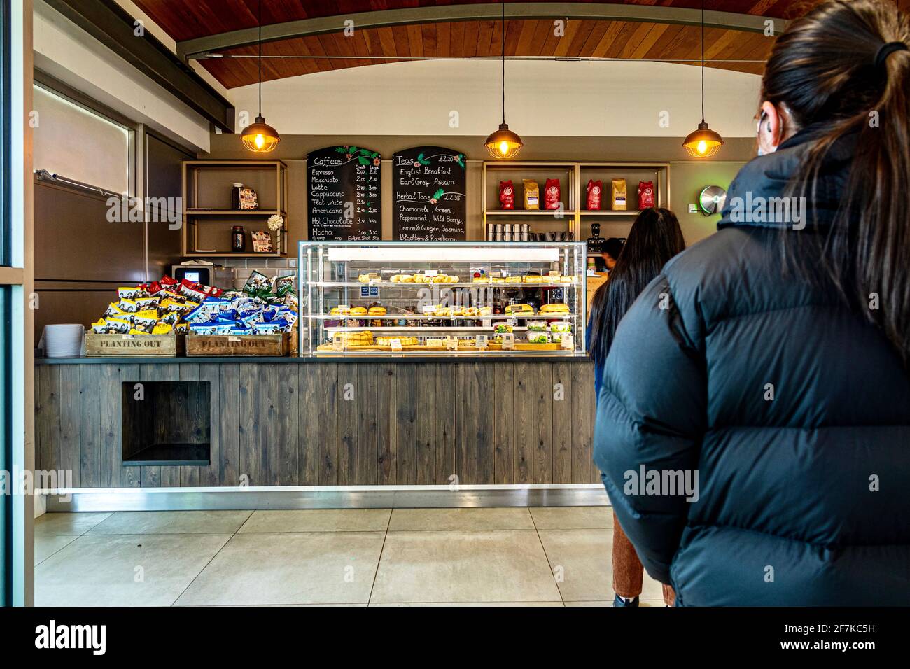 Une file d'attente de personnes dans un café de Kew Gardens. Banque D'Images