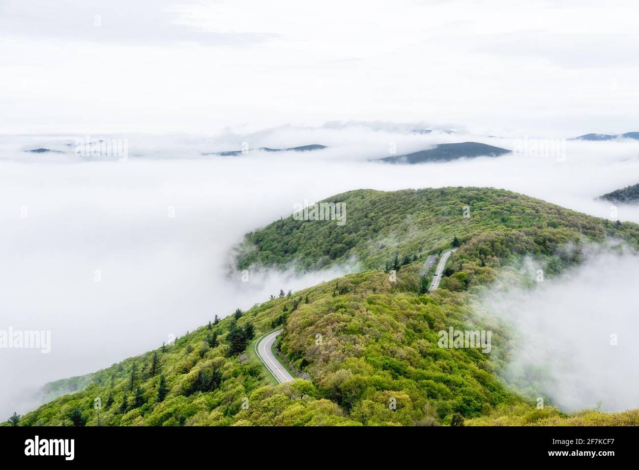 Les îles de montagne traversent l'inversion des nuages au parc national de Shenandoah alors que Skyline Drive serpente dans le parc. Banque D'Images