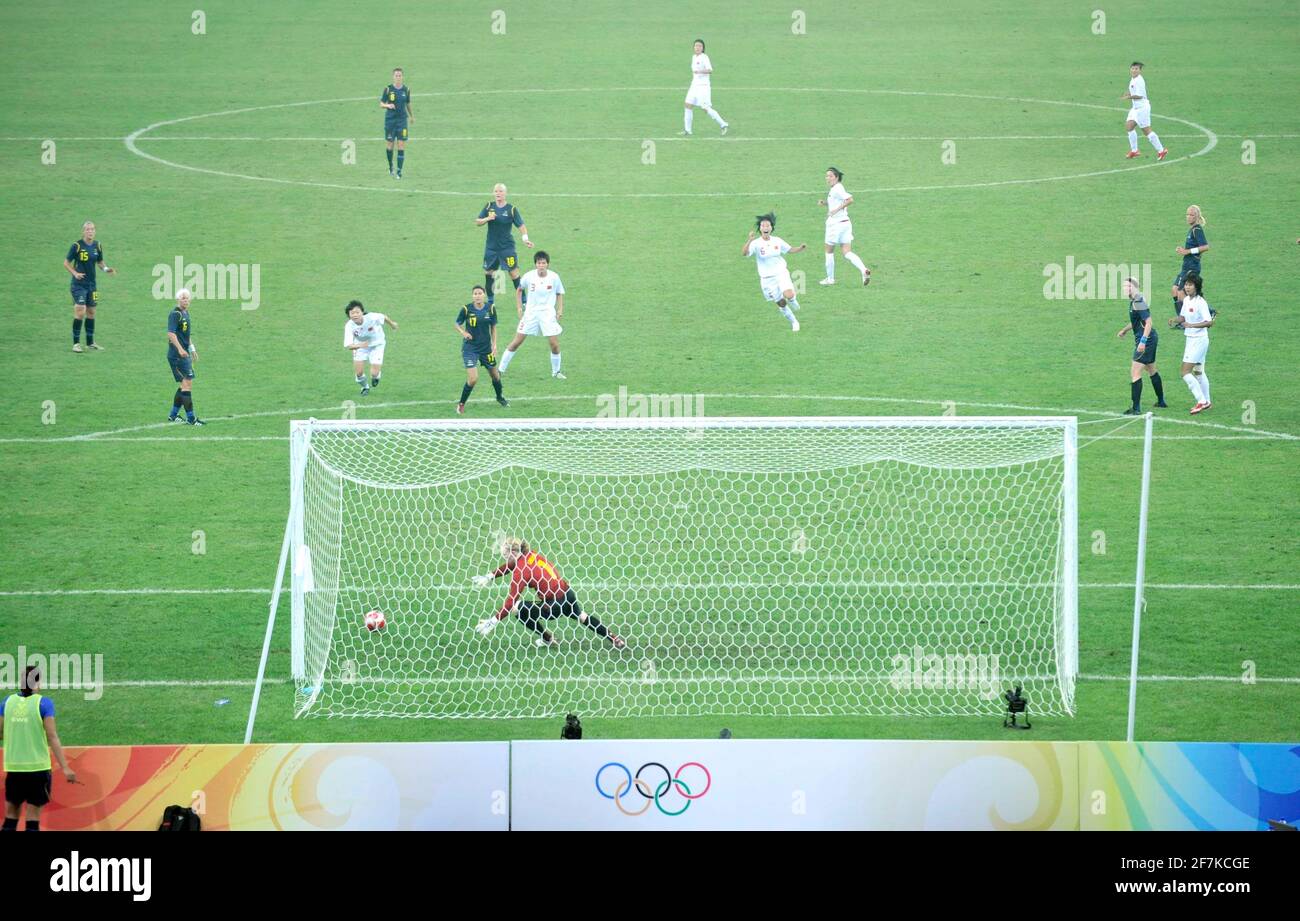 JEUX OLYMPIQUES BEIJING 2008. LE 1ER ÉVÉNEMENT DES JEUX OLYMPIQUES DE 2008 EST À TIANJIN AU STADE DE TIANJIN LA GOUTTE D'EAU. DEUX MATCHS DE FOOTBALL FÉMININ ARGENTINE V CANADA ET CHINE V SUÈDE. MATCH CHINE V SUÈDE. XU YUAN (À GAUCHE) SUR LE POINT DE MARQUER A D'UNE BALLE SUR LE POSTE. PHOTO DAVID ASHDOWN Banque D'Images