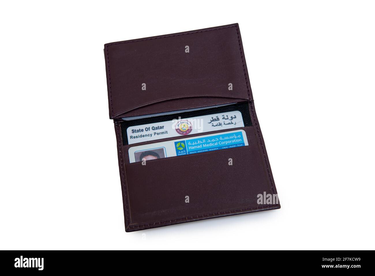 Carte d'identité Qatari et Health Hard en cuir Valet on Arrière-plan isolé Banque D'Images