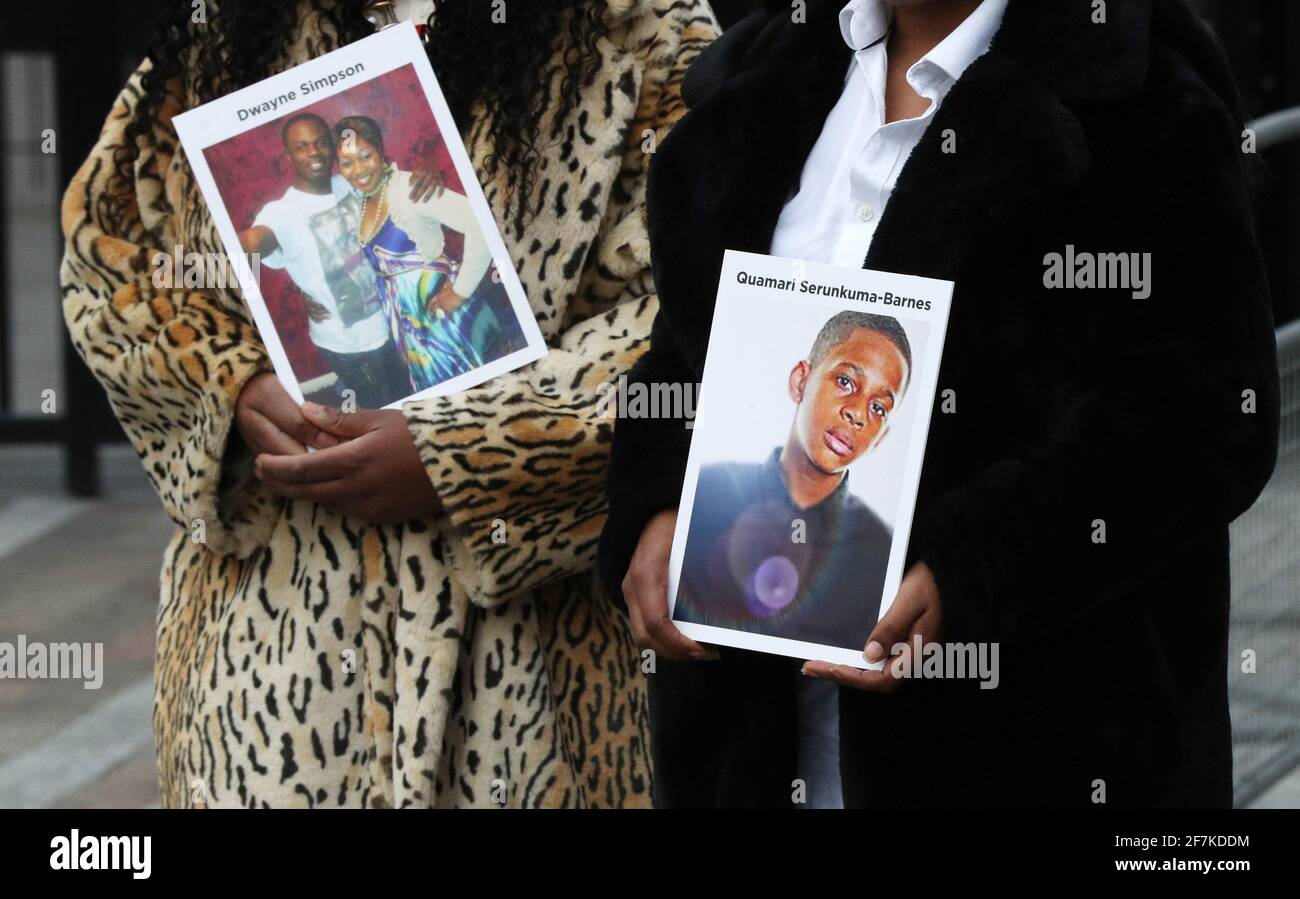 Les mères dont les fils ont été victimes du crime mortel contre les couteaux Lorraine Jones (à gauche) et Lillian Serunkuma (à droite) tiennent des photos de leurs fils lorsqu'ils assistent au lancement d'une nouvelle campagne de crime contre les couteaux, Hard Calls Save Lives, Qui est soutenu par le Metropolitan police Service et Crimebutoirs, New Scotland Yard, Londres. Date de la photo : jeudi 8 avril 2021. Banque D'Images