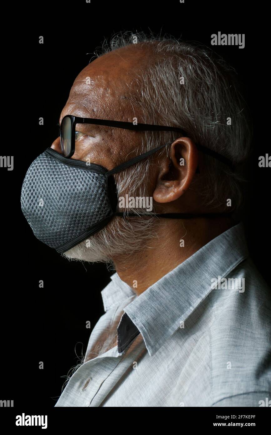 Portrait d'un Indien de 60 ans portant un masque Banque D'Images