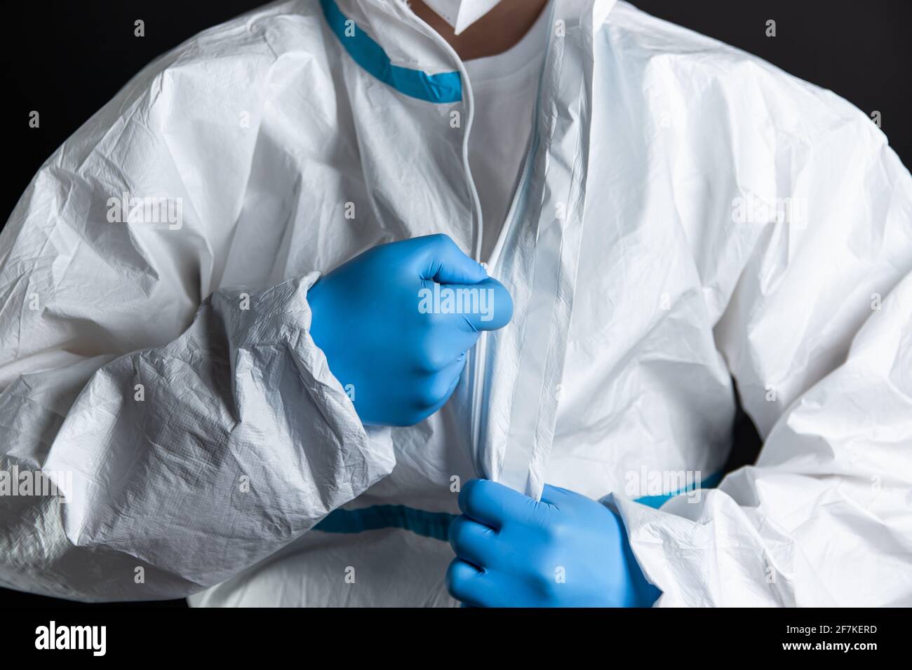 Médecin se vêtir pour s'habiller contre le virus corona. Pandémie épidémique propagation rapide du coronavirus 2021 concept du virus Banque D'Images