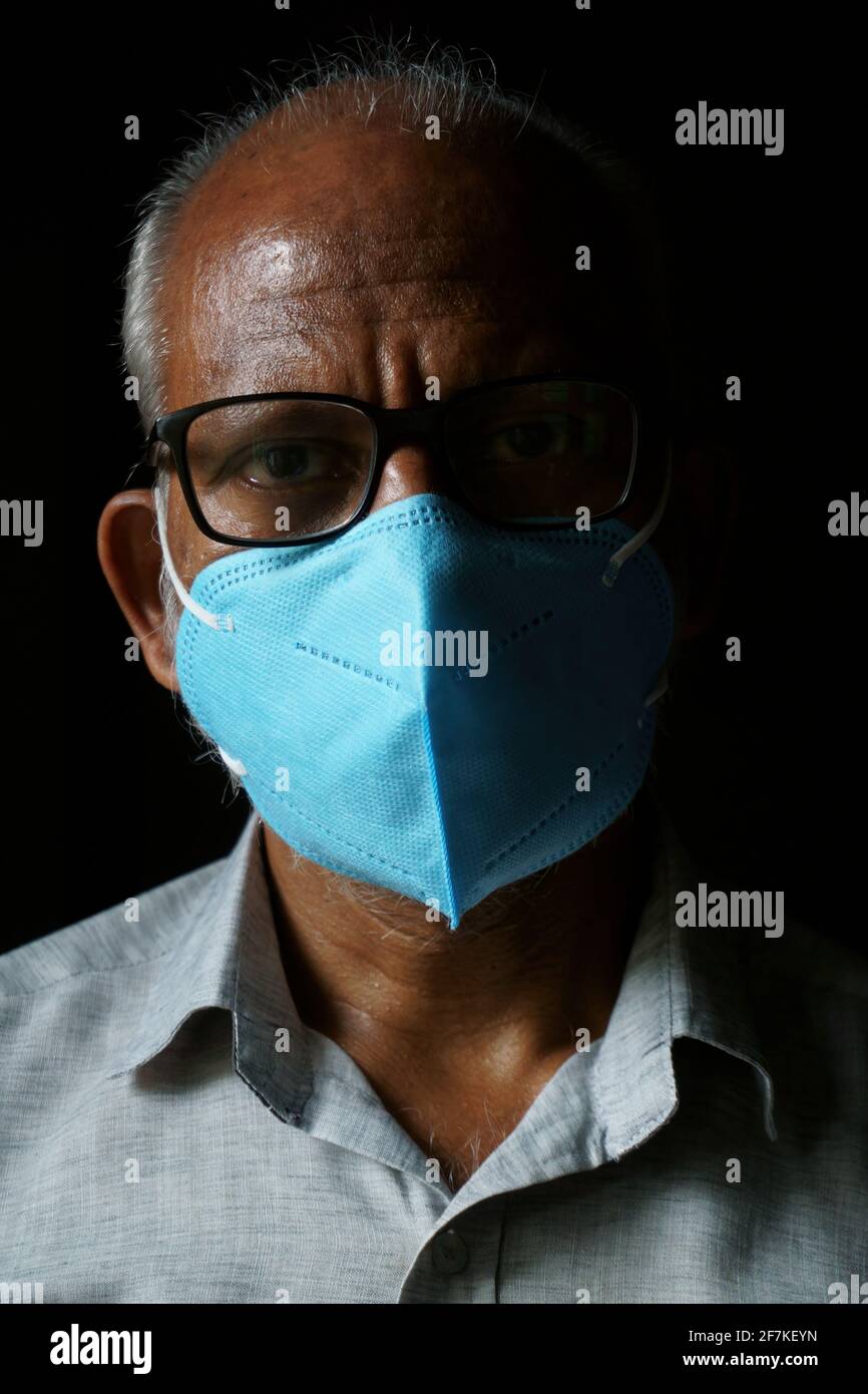 Portrait d'un Indien de 60 ans portant un masque Banque D'Images