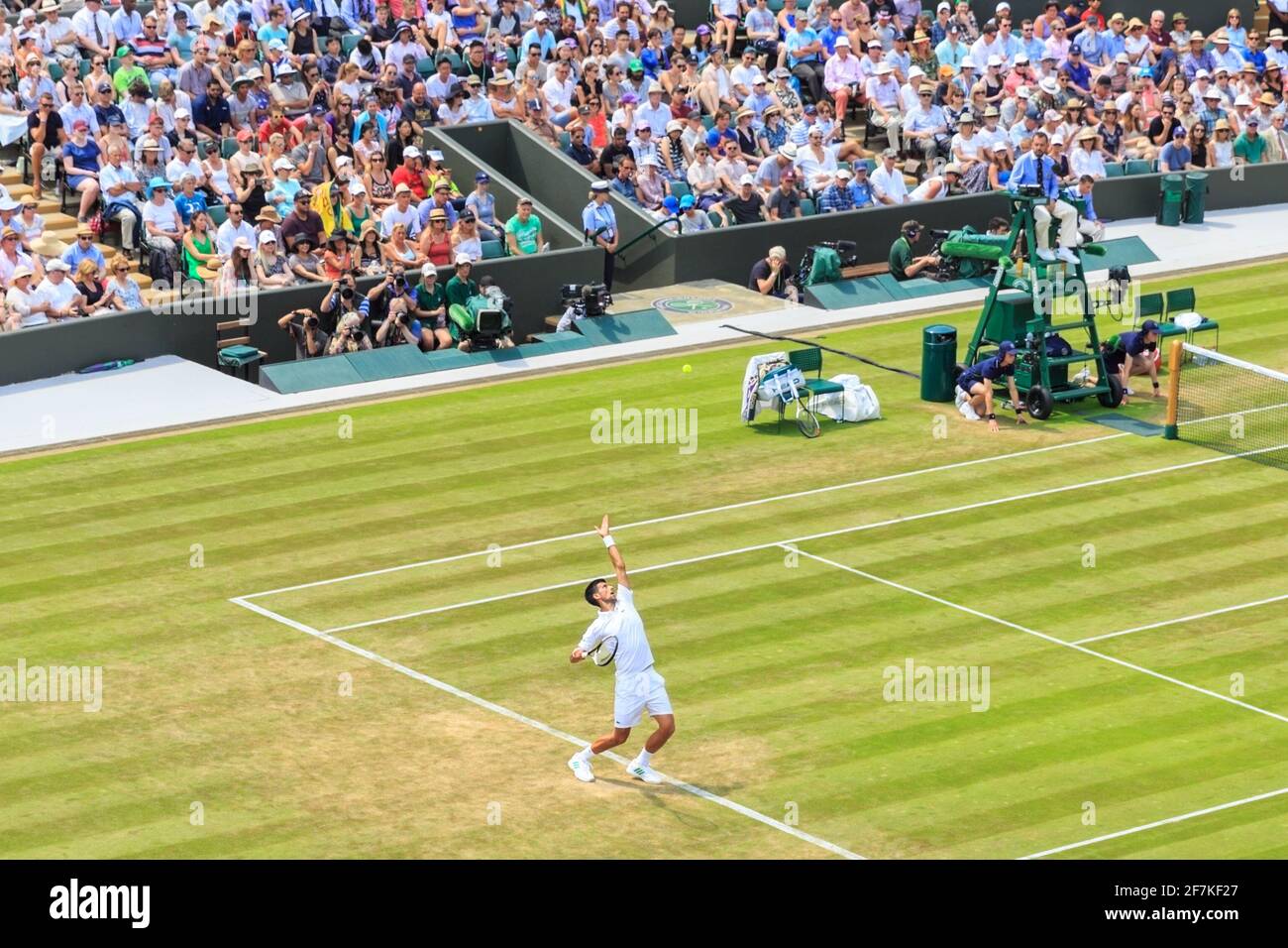 La foule du court n° 1, les gens regardent un match comme Novac Djokovic sert, Wimbledon tennis Championships 2017, All England Lawn tennis and Croquet Club, Royaume-Uni Banque D'Images