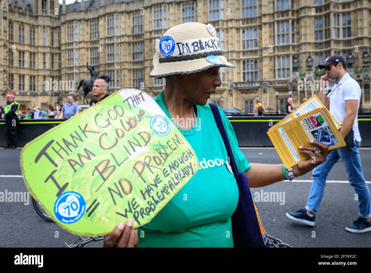 Une militante noire proteste lors de la marche de protestation « la lutte contre le racisme » à Westminster, Londres, Royaume-Uni Banque D'Images