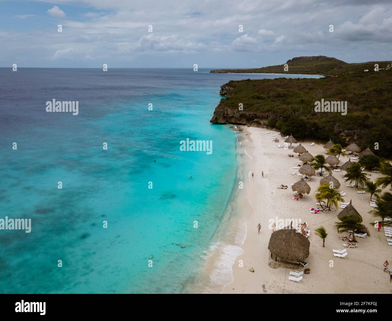 Vue aérienne de la côte de Curaçao dans la mer des Caraïbes avec eau turquoise, plage de sable blanc, et magnifique récif de corail à Playa cas Abao Curaçao Banque D'Images