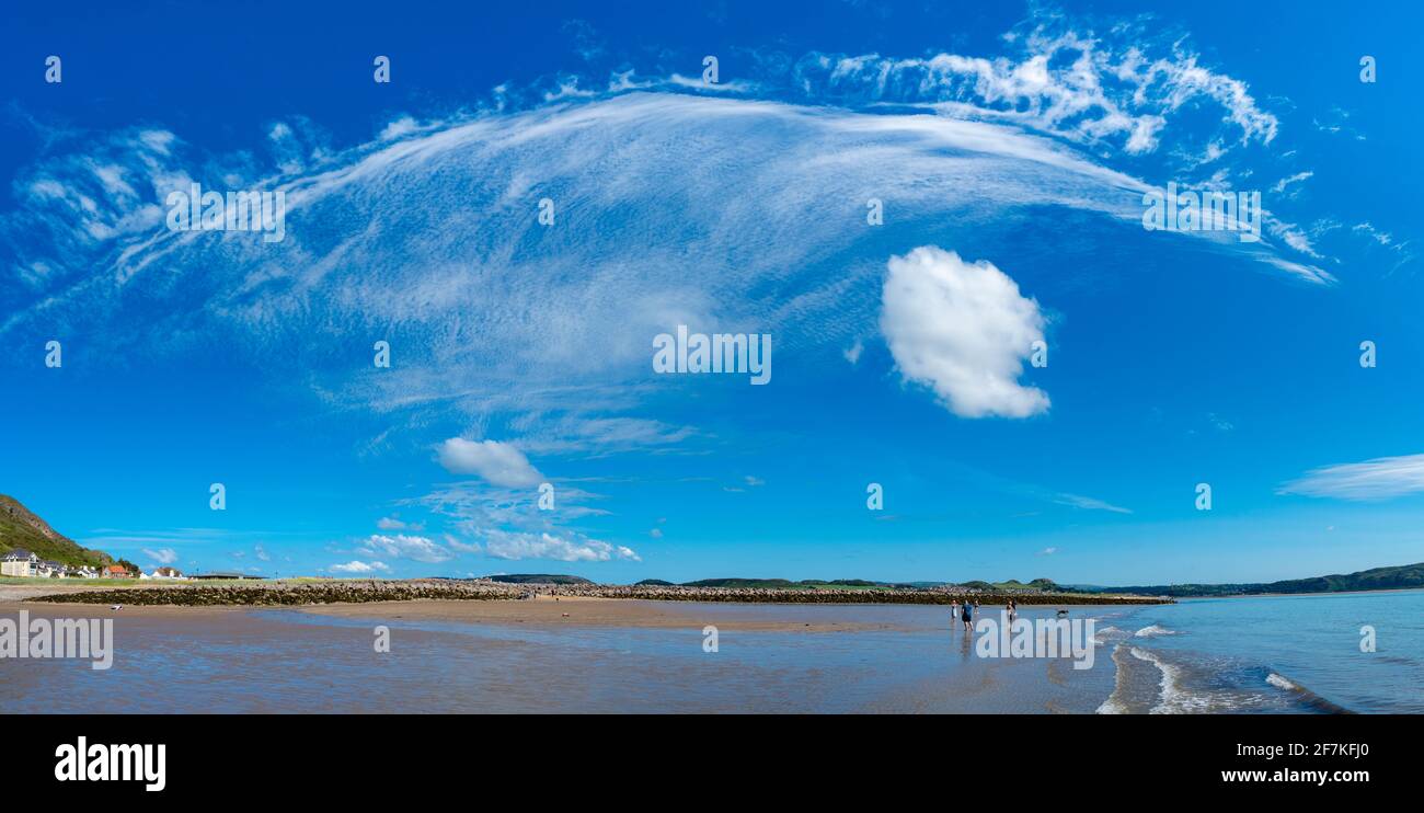 Un panorama sur le paysage nuageux au large de la côte de Llandudno, au nord du pays de Galles, au Royaume-Uni Banque D'Images