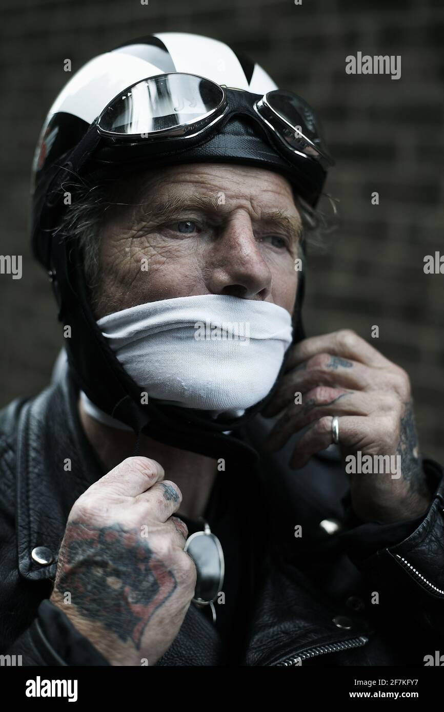 biker ,café coureur avec foulard bouche couvrir moto casque et lunettes se  préparer . moto fixation casque Photo Stock - Alamy
