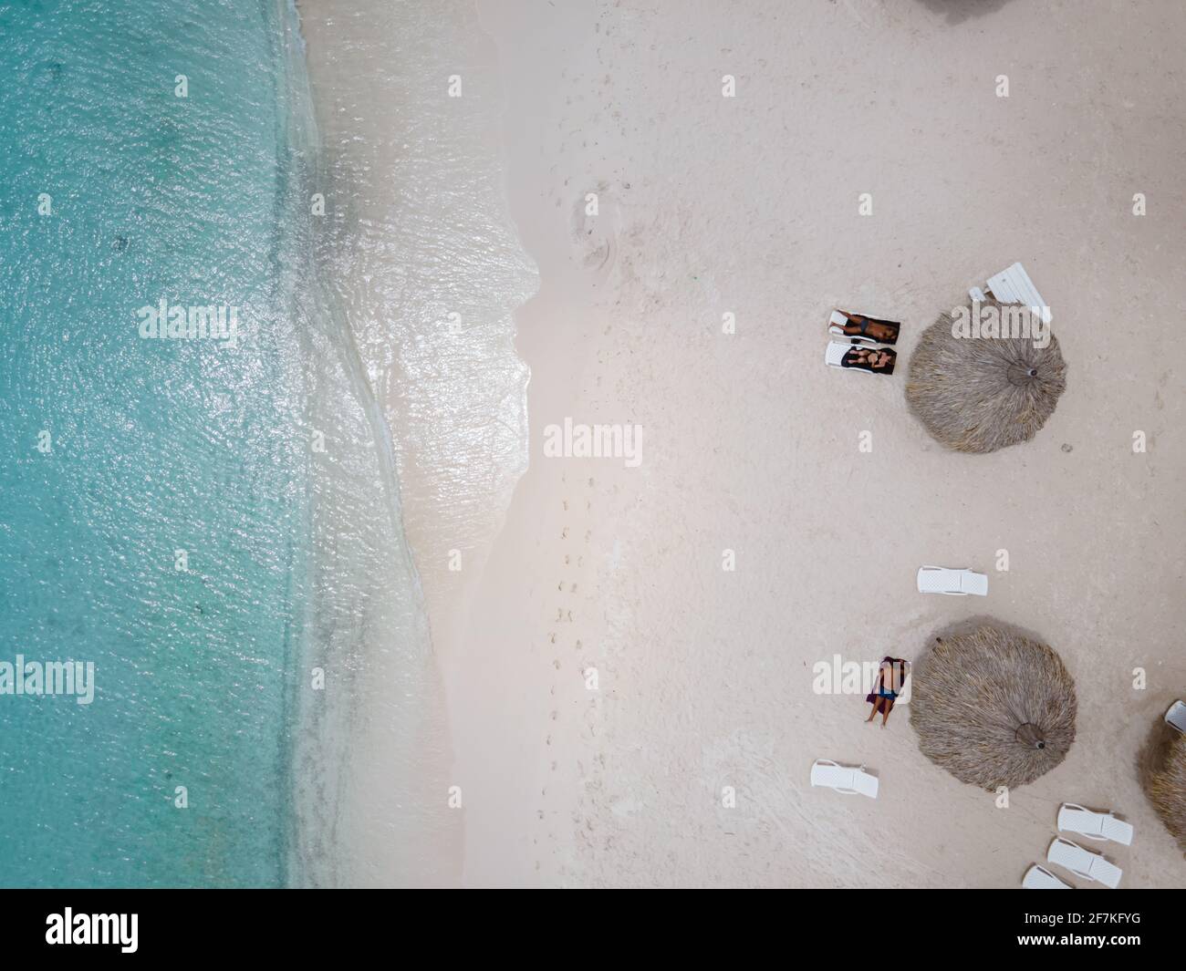 Vue aérienne de la côte de Curaçao dans la mer des Caraïbes avec eau turquoise, plage de sable blanc, et magnifique récif de corail à Playa cas Abao Curaçao Banque D'Images