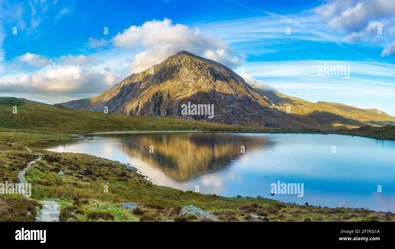 La montagne de PEN YR Ole Wen se reflète à Llyn Idwal dans le parc national de Snowdonia, dans le nord du pays de Galles, au Royaume-Uni Banque D'Images