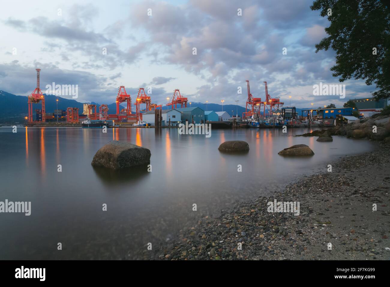 Vue en soirée du terminal des conteneurs d'expédition du centre de Vancouver depuis le port DU PARC DE CRABE. Banque D'Images